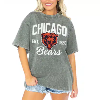 Person wearing a gray oversized T-shirt with 